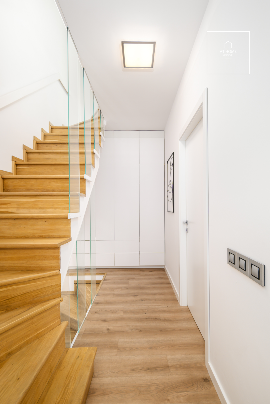 Felújított 100 nm-es prémium penthouse lakás 35 nm-es tetőterasszal a VI. kerületben