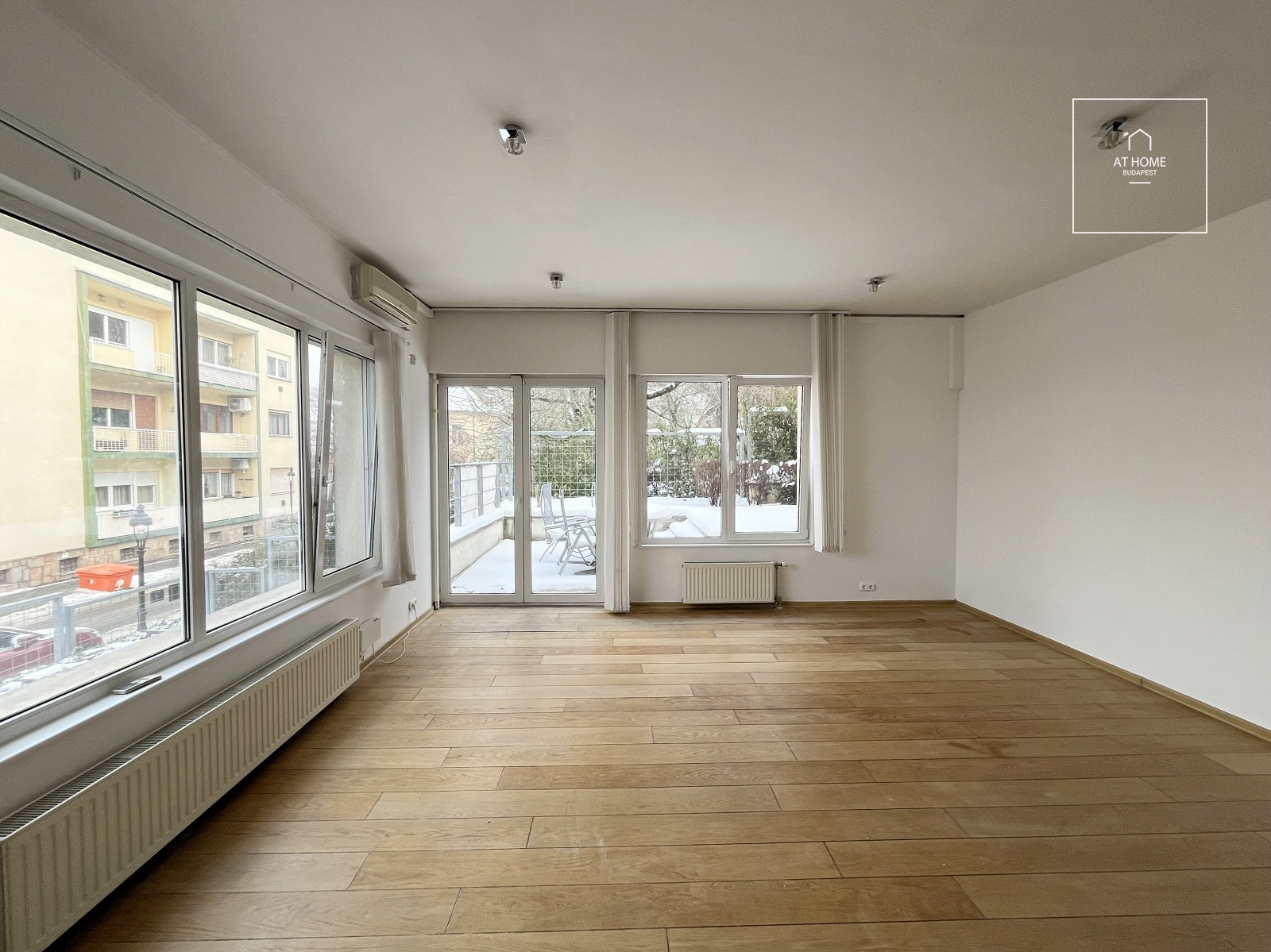 Spacious 3-room apartment with a terrace for sale near the Castle District