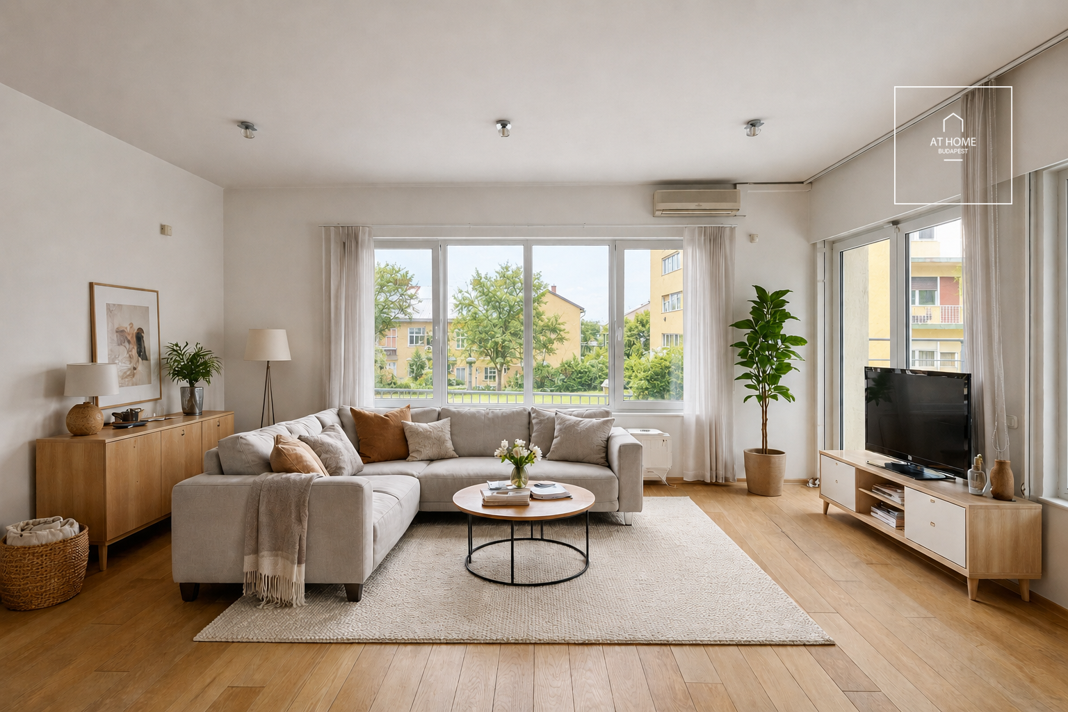 Spacious 3-room apartment with a terrace for sale near the Castle District