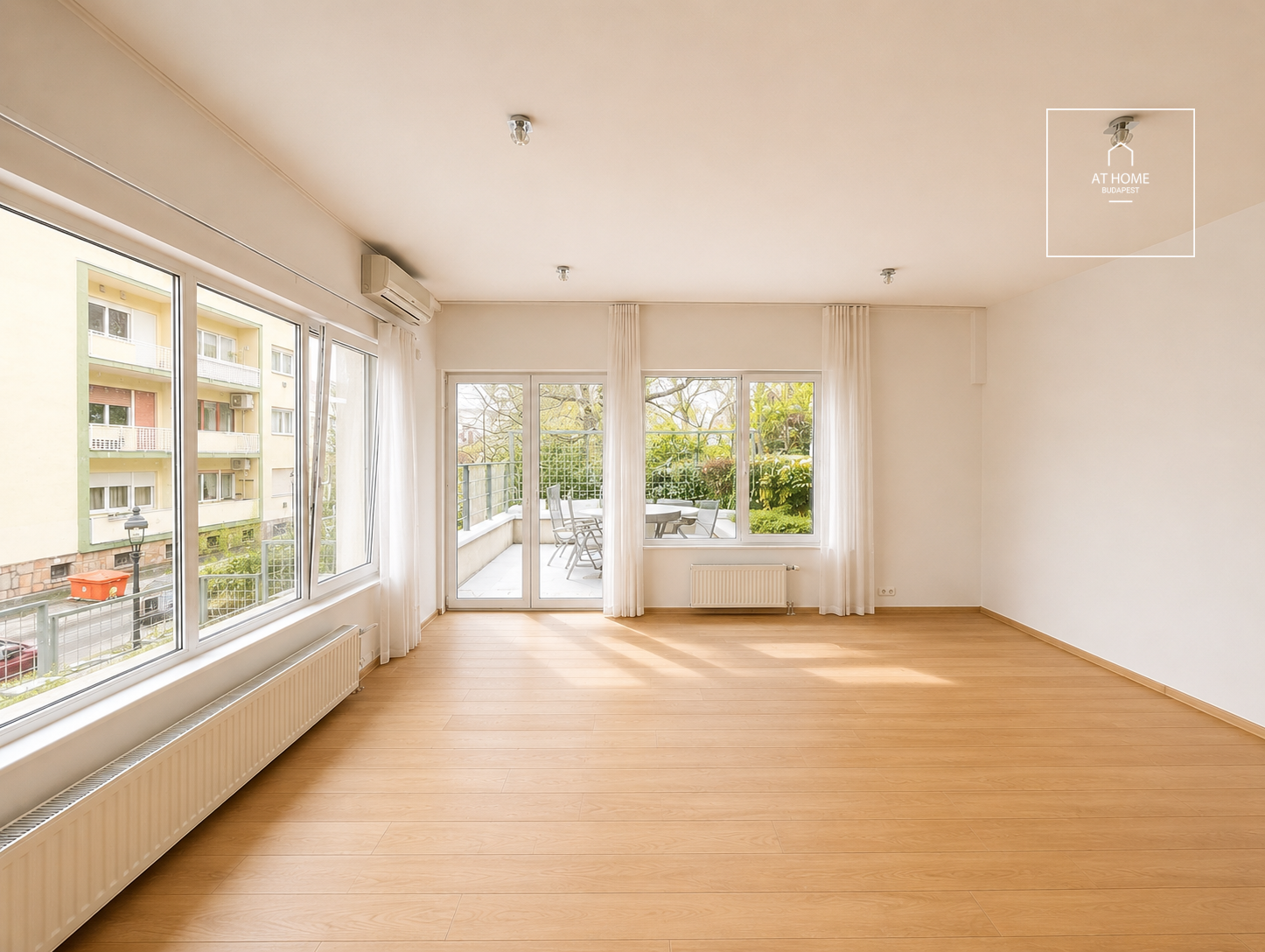 Spacious 3-room apartment with a terrace for sale near the Castle District