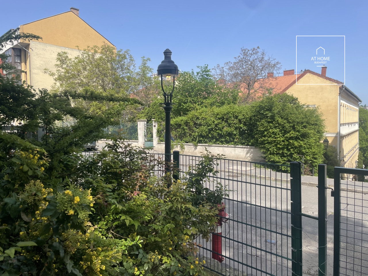 Spacious 3-room apartment with a terrace for sale near the Castle District