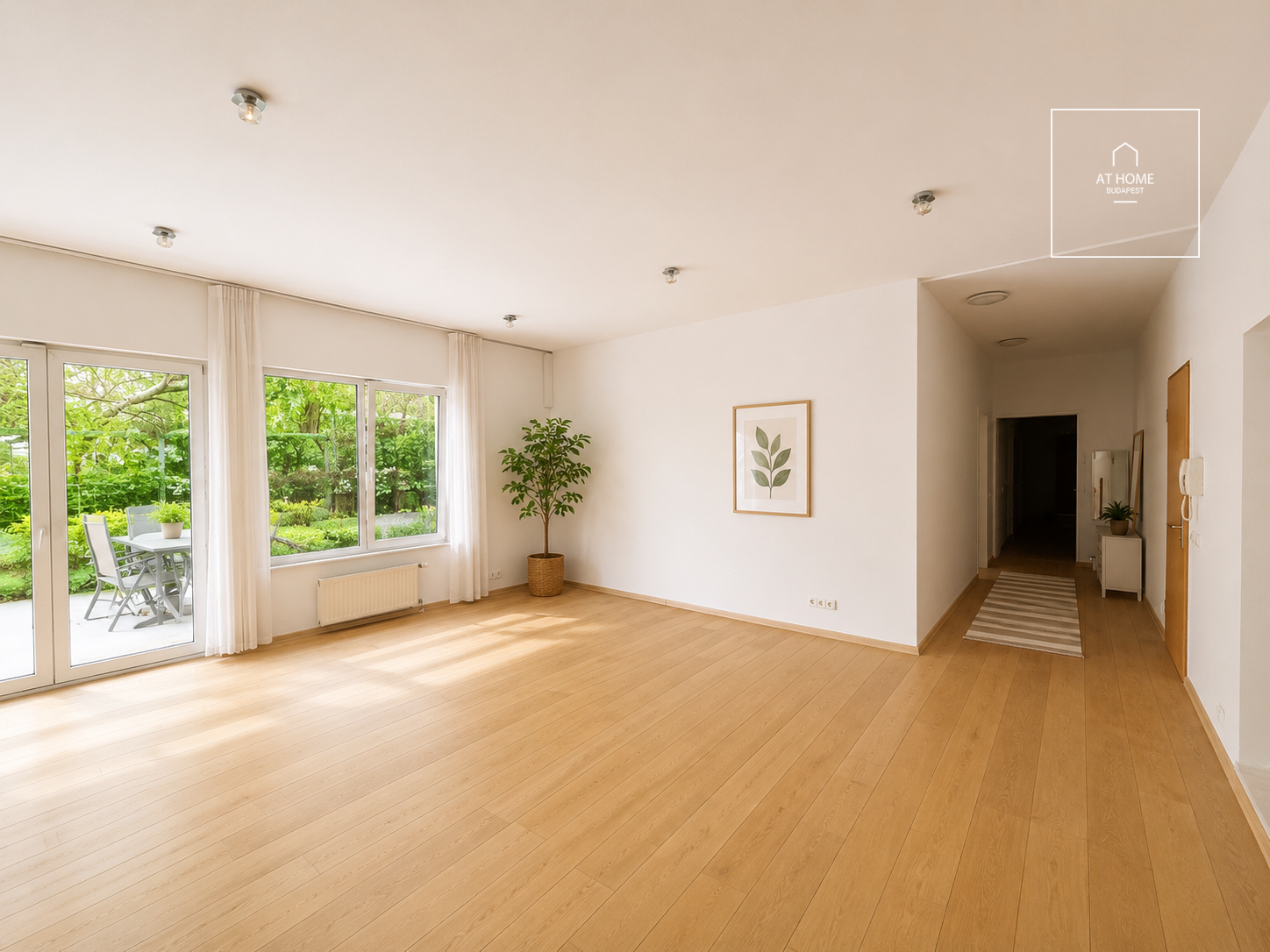 Spacious 3-room apartment with a terrace for sale near the Castle District