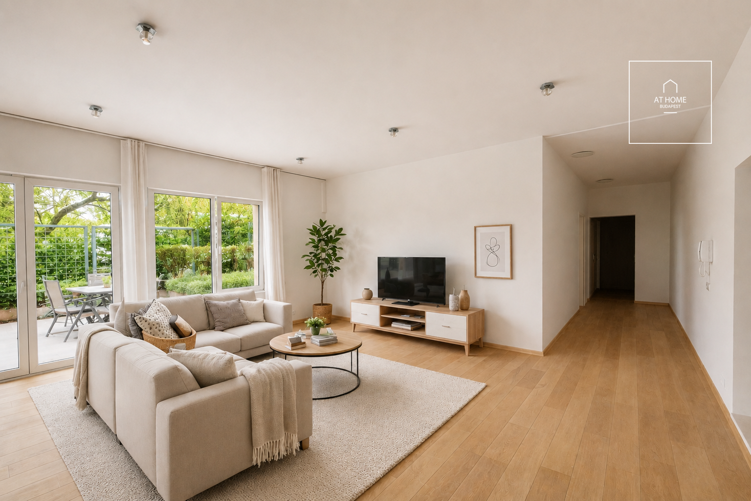 Spacious 3-room apartment with a terrace for sale near the Castle District