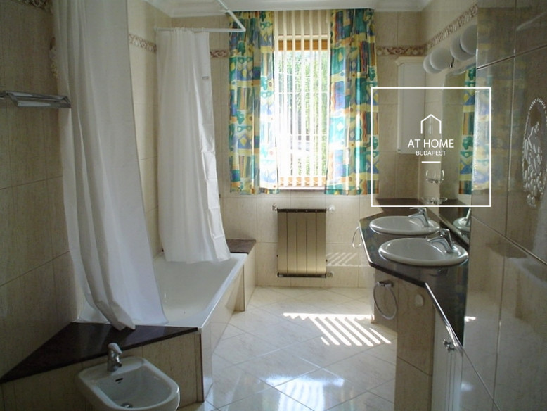 Four-storey 280 sqm semi-detached house with a private garden in the 12th district of Budapest, in Kútvölgy