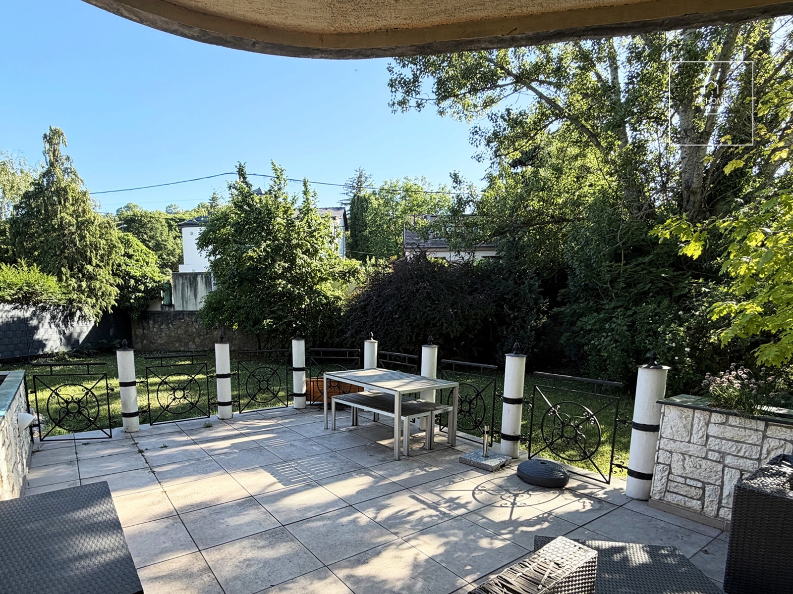 Four-storey 280 sqm semi-detached house with a private garden in the 12th district of Budapest, in Kútvölgy