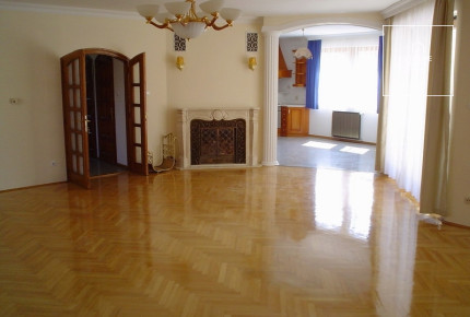 Four-storey 280 sqm semi-detached house with a private garden in the 12th district of Budapest, in Kútvölgy