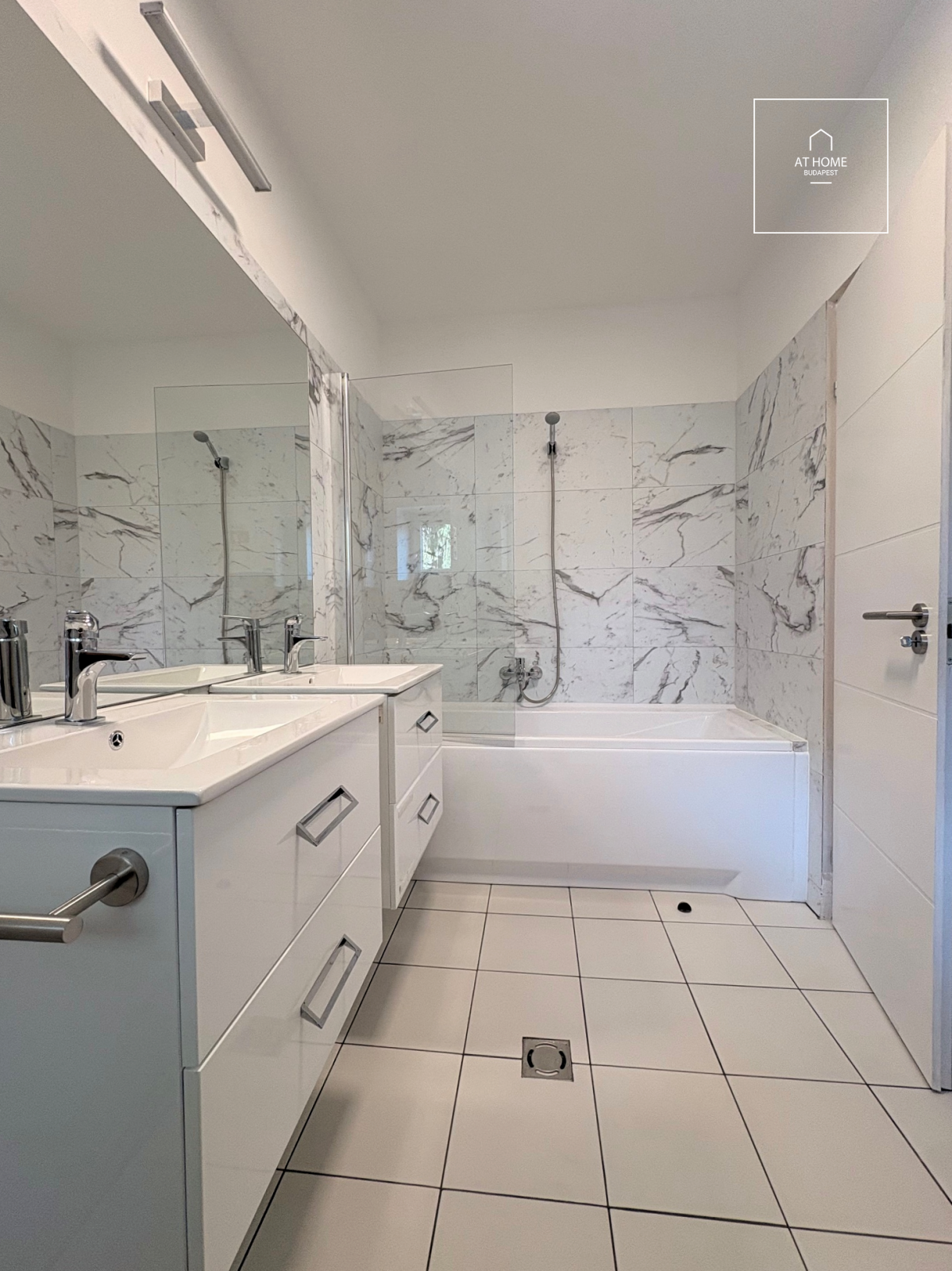 Renovated 171 sqm attic apartment with 4 bedrooms in the 2nd district of Budapest, Csatárka