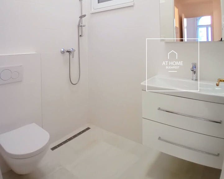 Fully renovated, sun-filled 77 sm 3-room apartment in District II