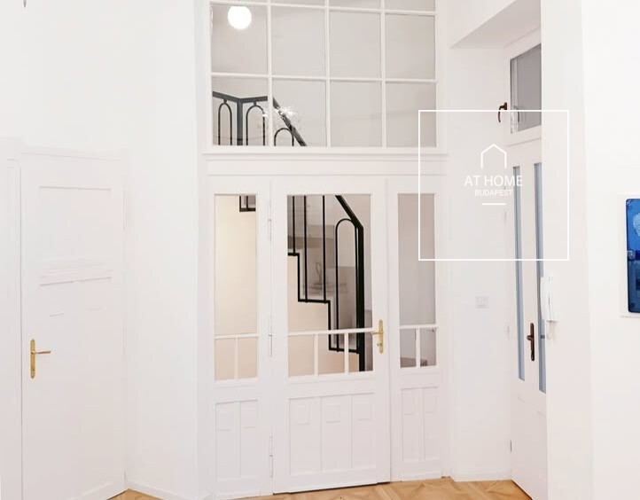 Fully renovated, sun-filled 77 sm 3-room apartment in District II