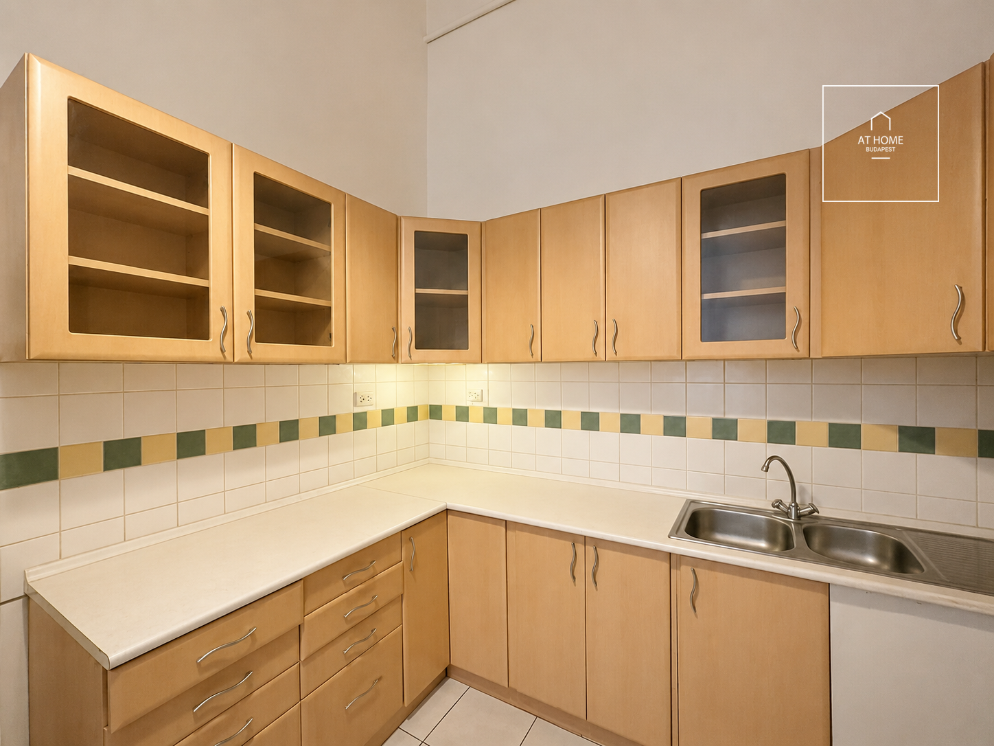 Spacious Classic Apartment for Sale in the Heart of Inner Erzsébetváros – Excellent Potential