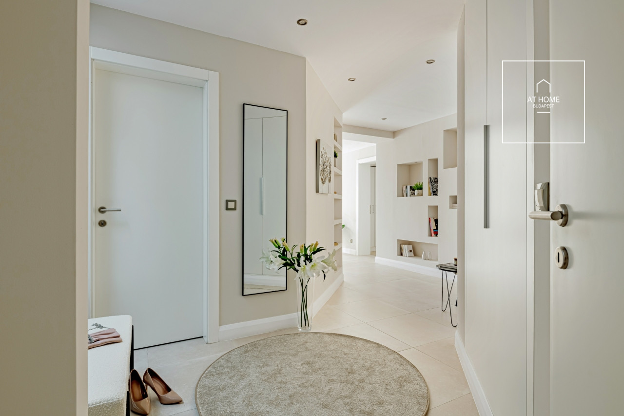 Modern 100 sqm 2-bedroom apartment in District V, Belváros-Lipótváros