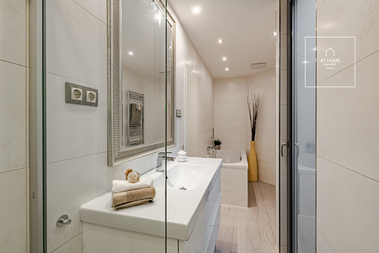 Modern 100 sqm 2-bedroom apartment in District V, Belváros-Lipótváros