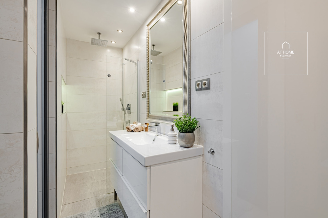Modern 100 sqm 2-bedroom apartment in District V, Belváros-Lipótváros