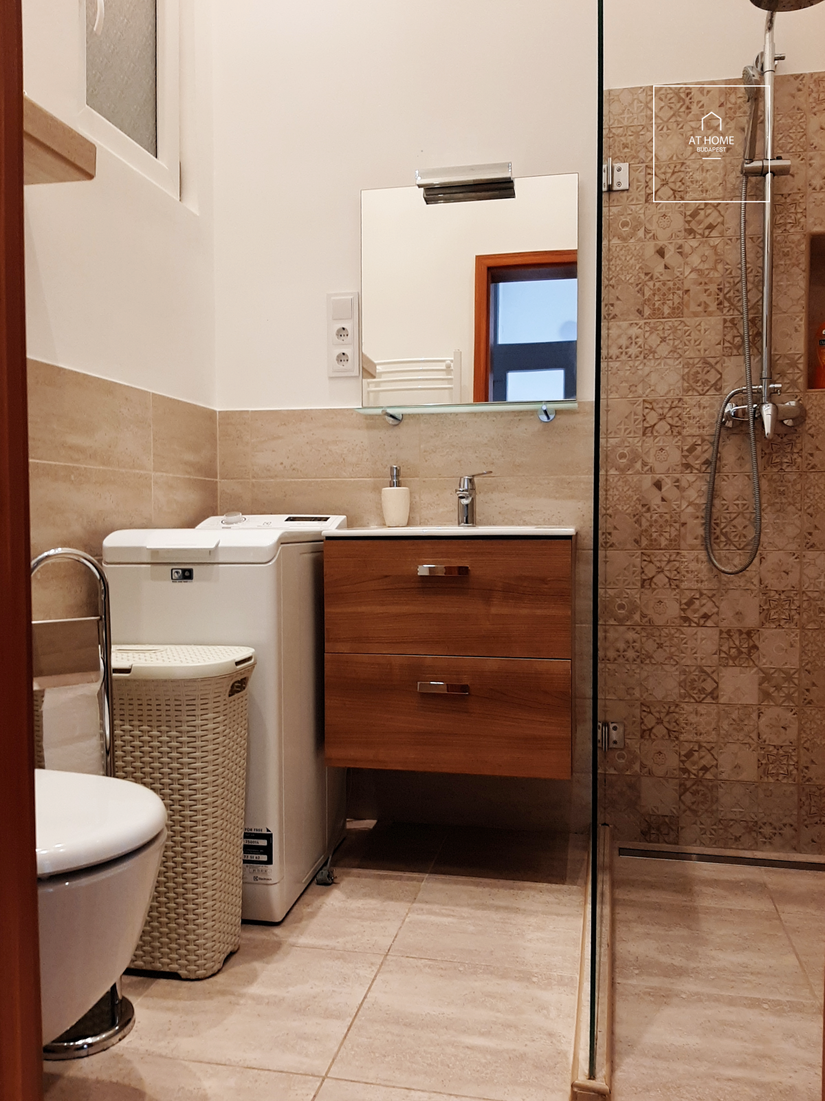 Renovated 65 sqm apartment with 1 bedroom in District VI