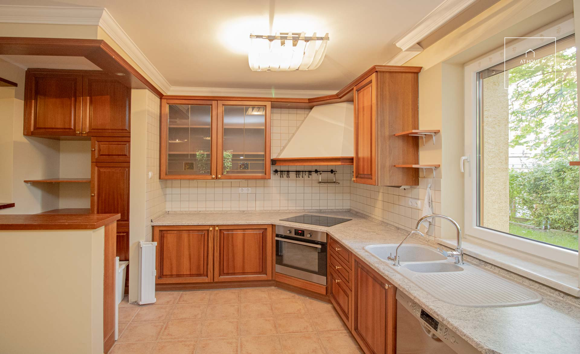111 m2 ground floor apartment with 3 bedrooms for rent in 12th district of Budapest