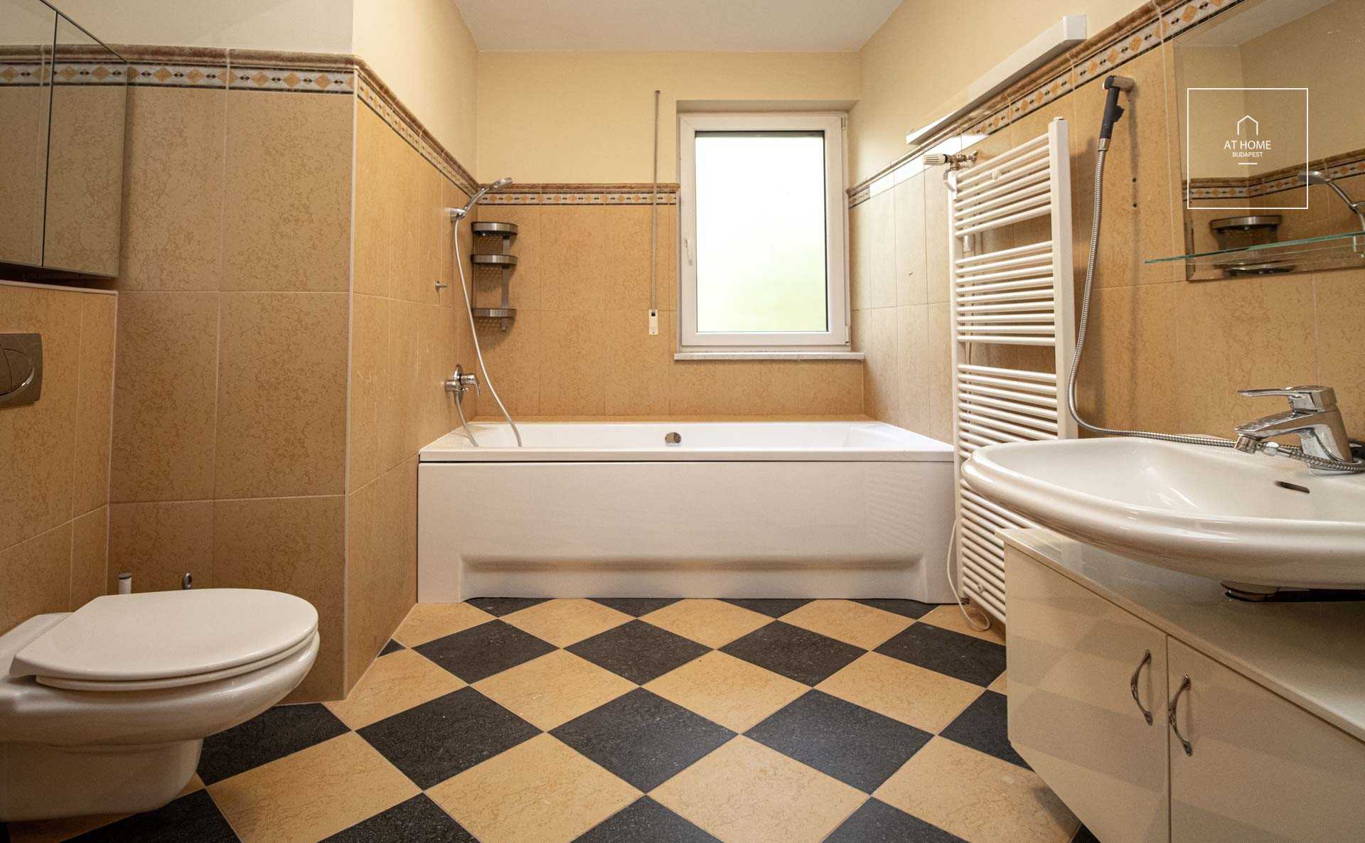 111 m2 ground floor apartment with 3 bedrooms for rent in 12th district of Budapest