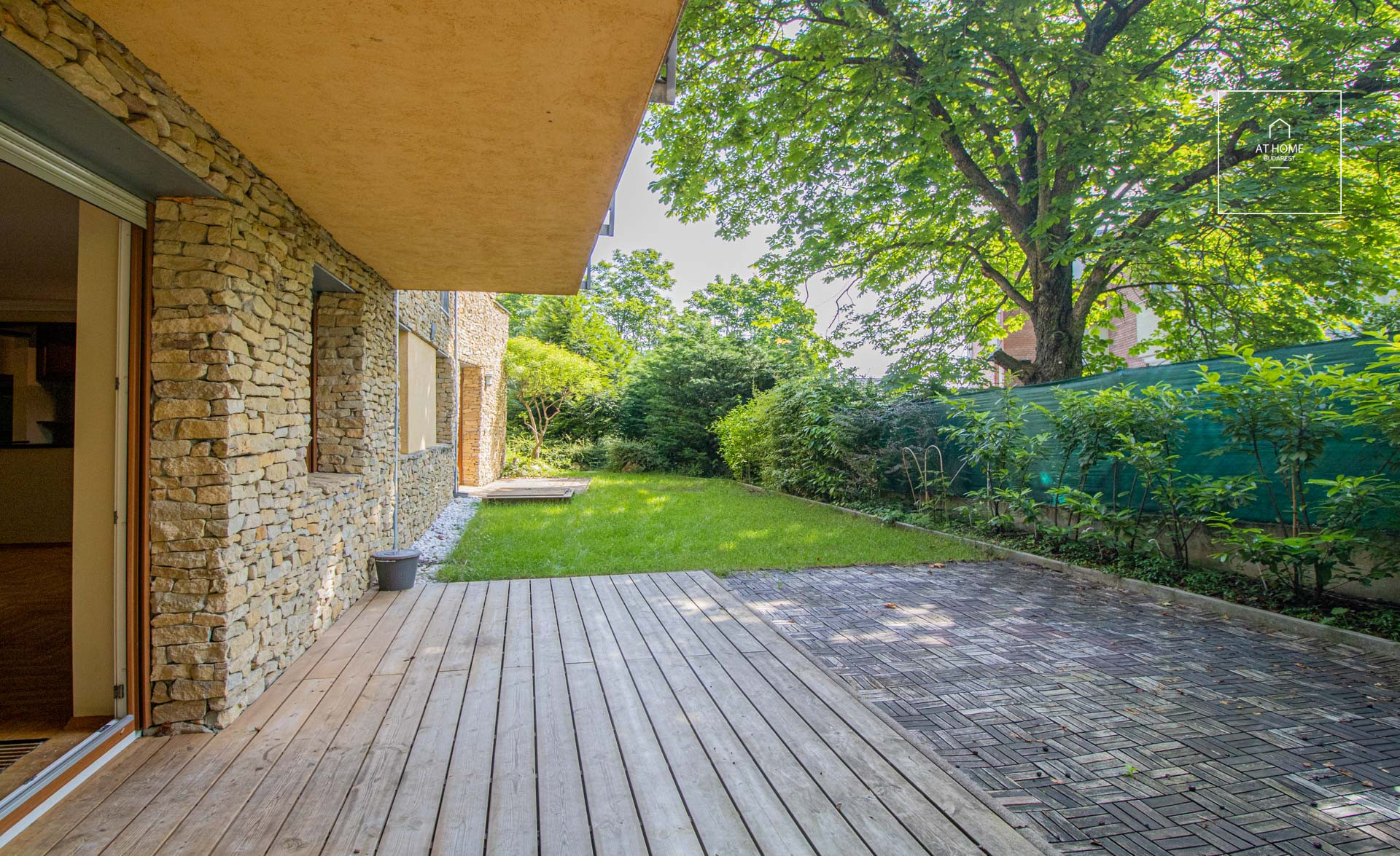 111 m2 ground floor apartment with 3 bedrooms for rent in 12th district of Budapest