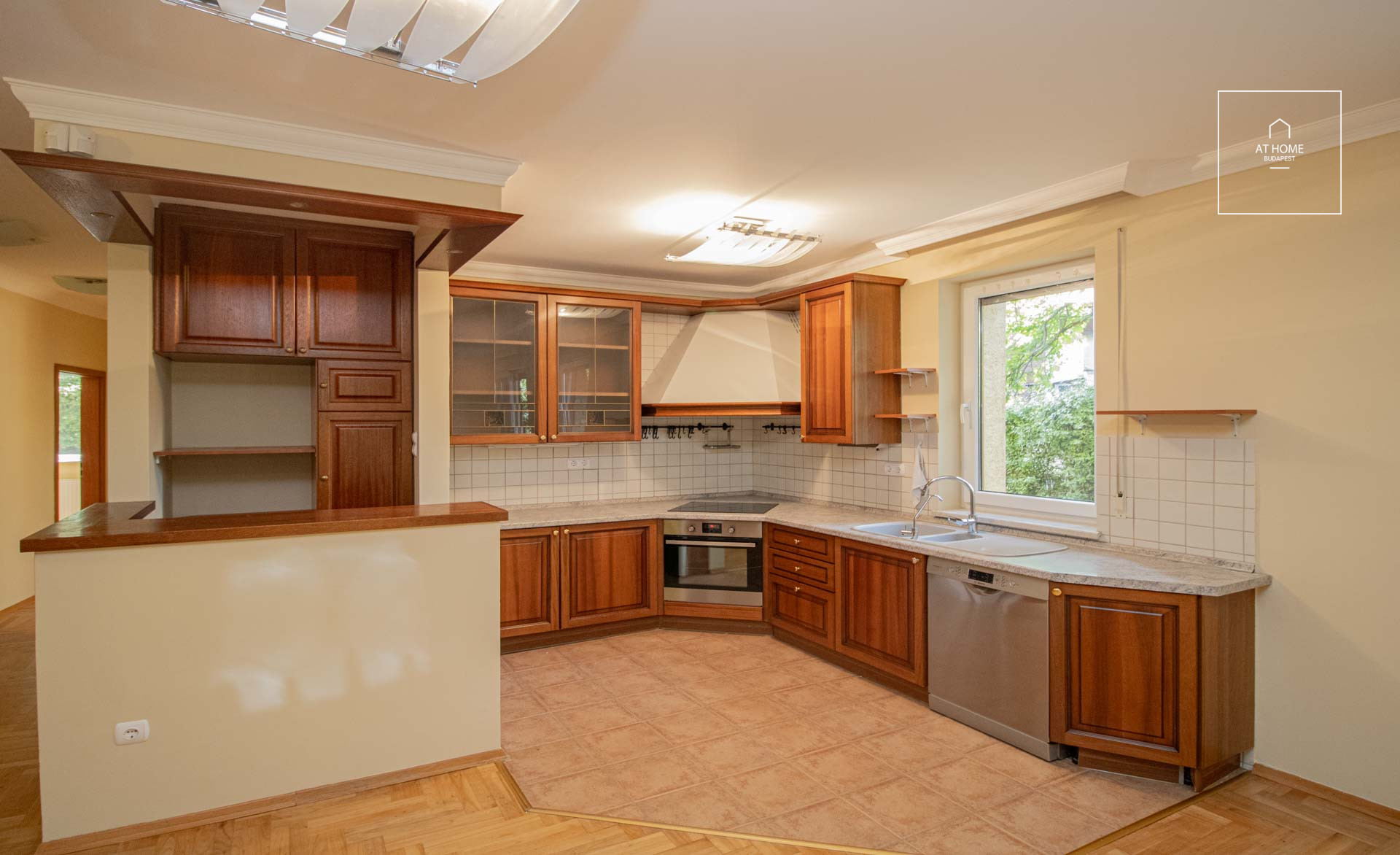 111 m2 ground floor apartment with 3 bedrooms for rent in 12th district of Budapest