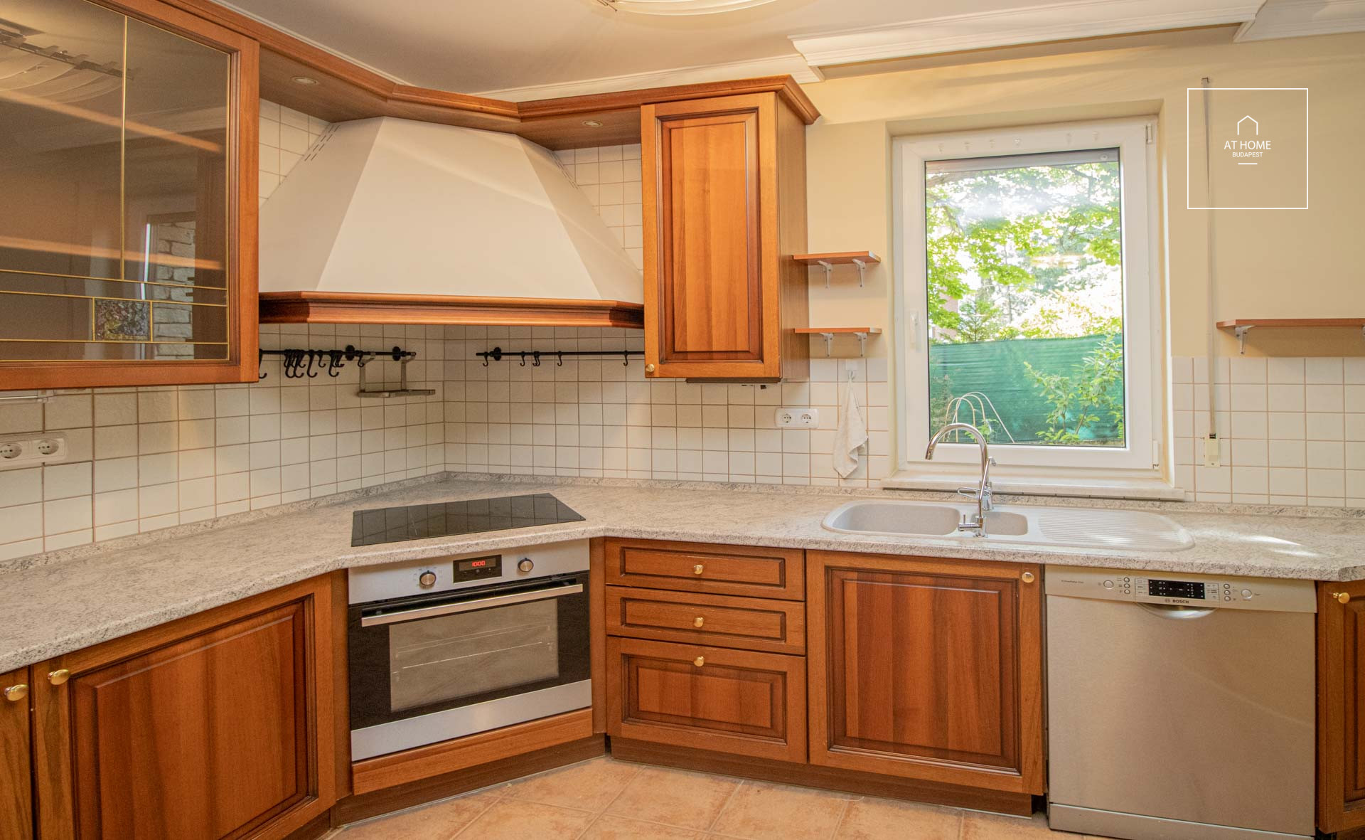 111 m2 ground floor apartment with 3 bedrooms for rent in 12th district of Budapest
