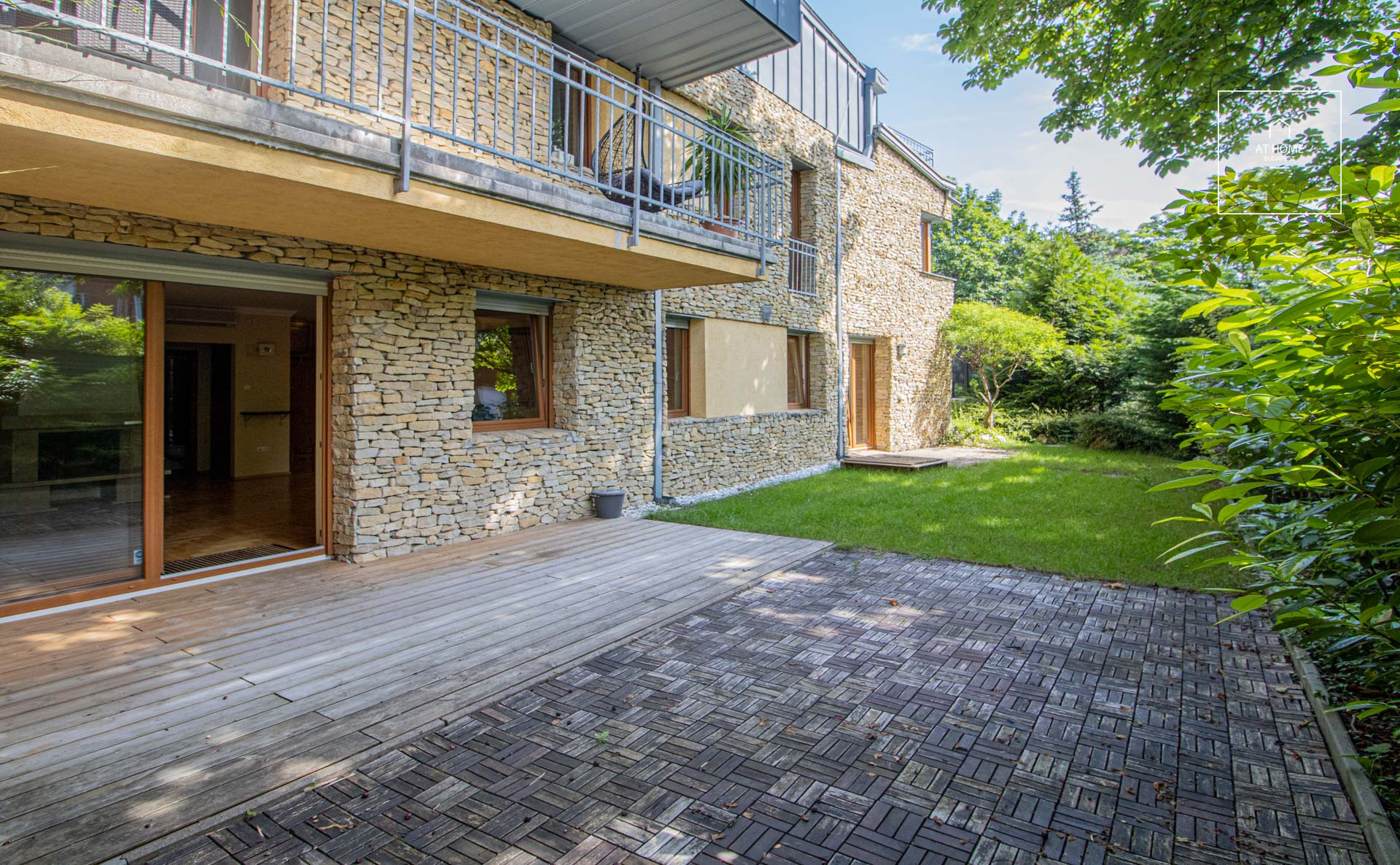 111 m2 ground floor apartment with 3 bedrooms for rent in 12th district of Budapest