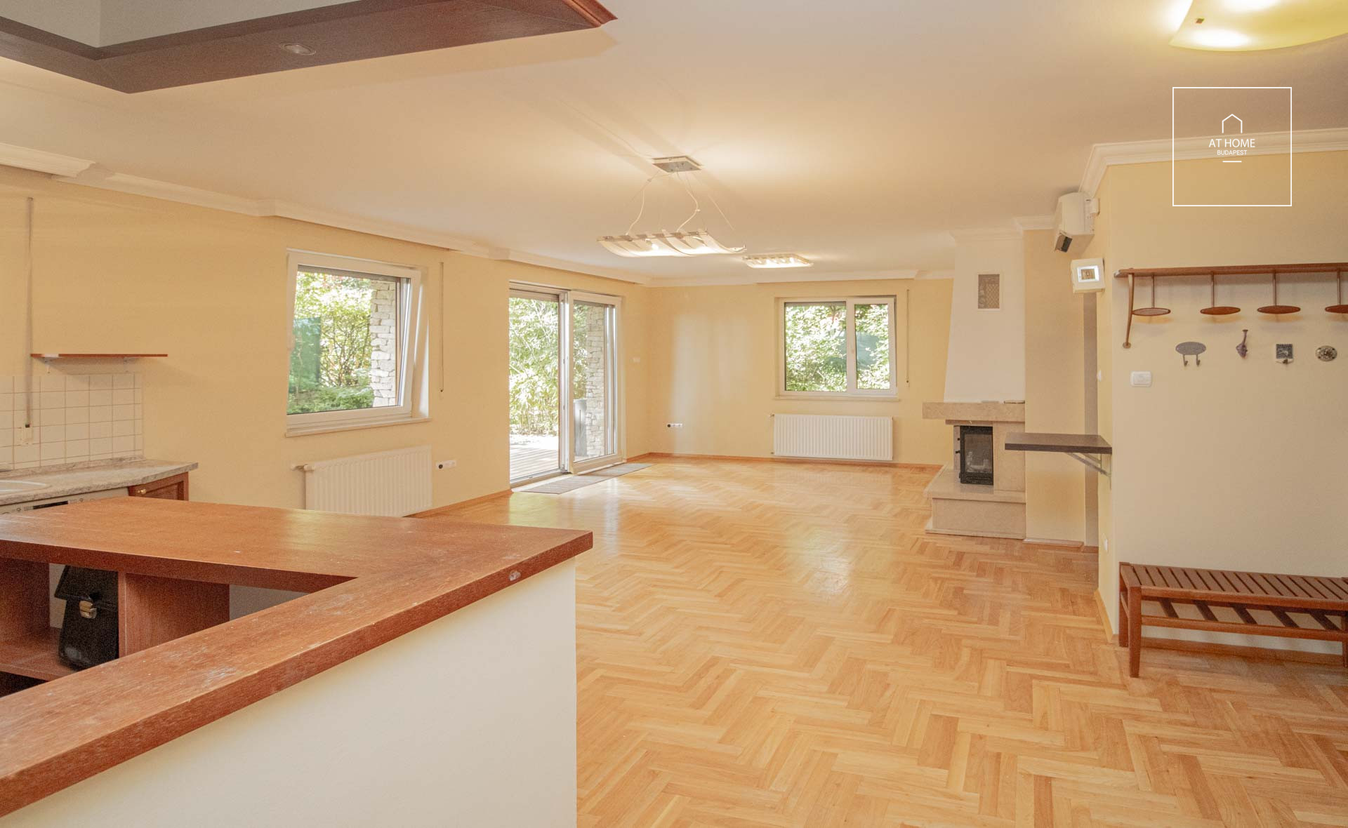 111 m2 ground floor apartment with 3 bedrooms for rent in 12th district of Budapest