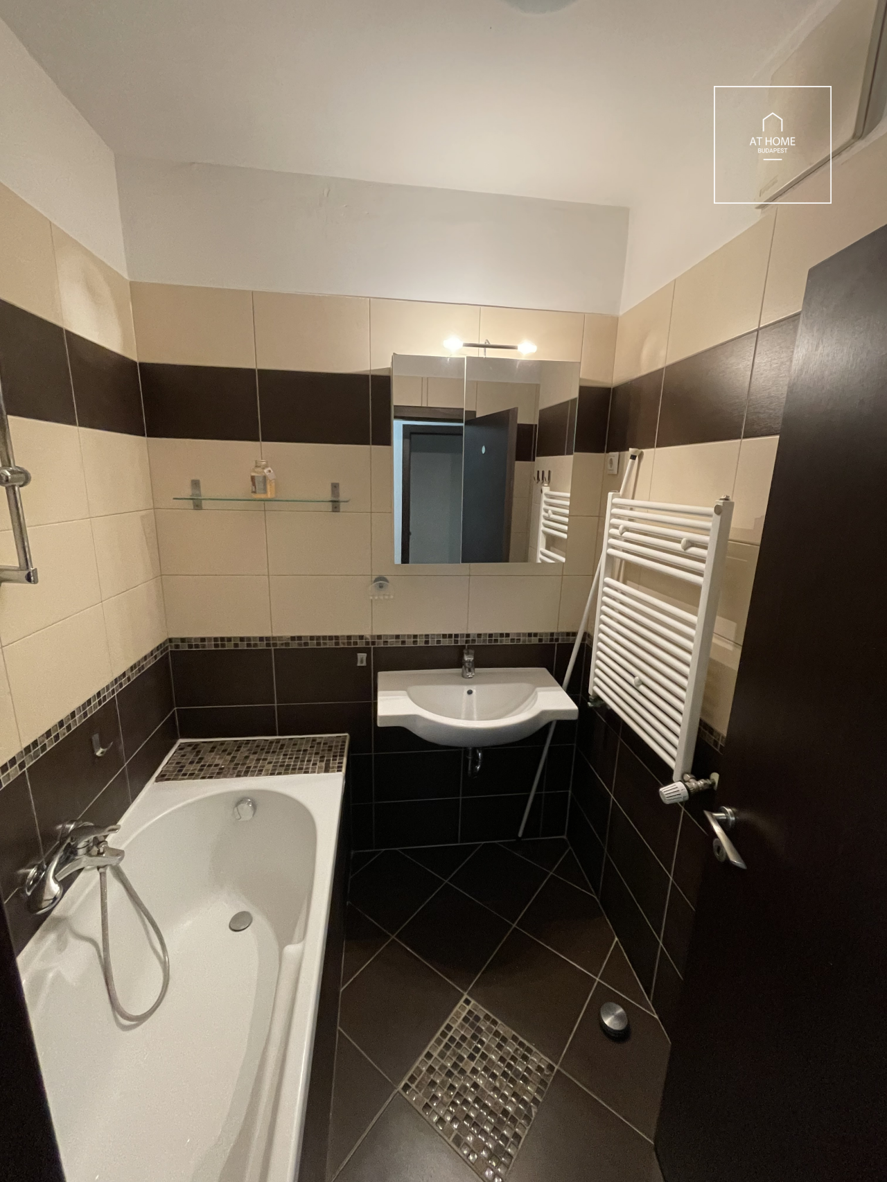 A two-bedroom apartment near the Danube is available for rent in the 13th district of Budapest, in Marina part.