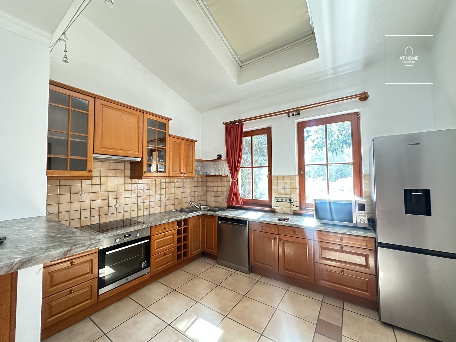Elegant detached house for rent  II/A. district, Széphalom