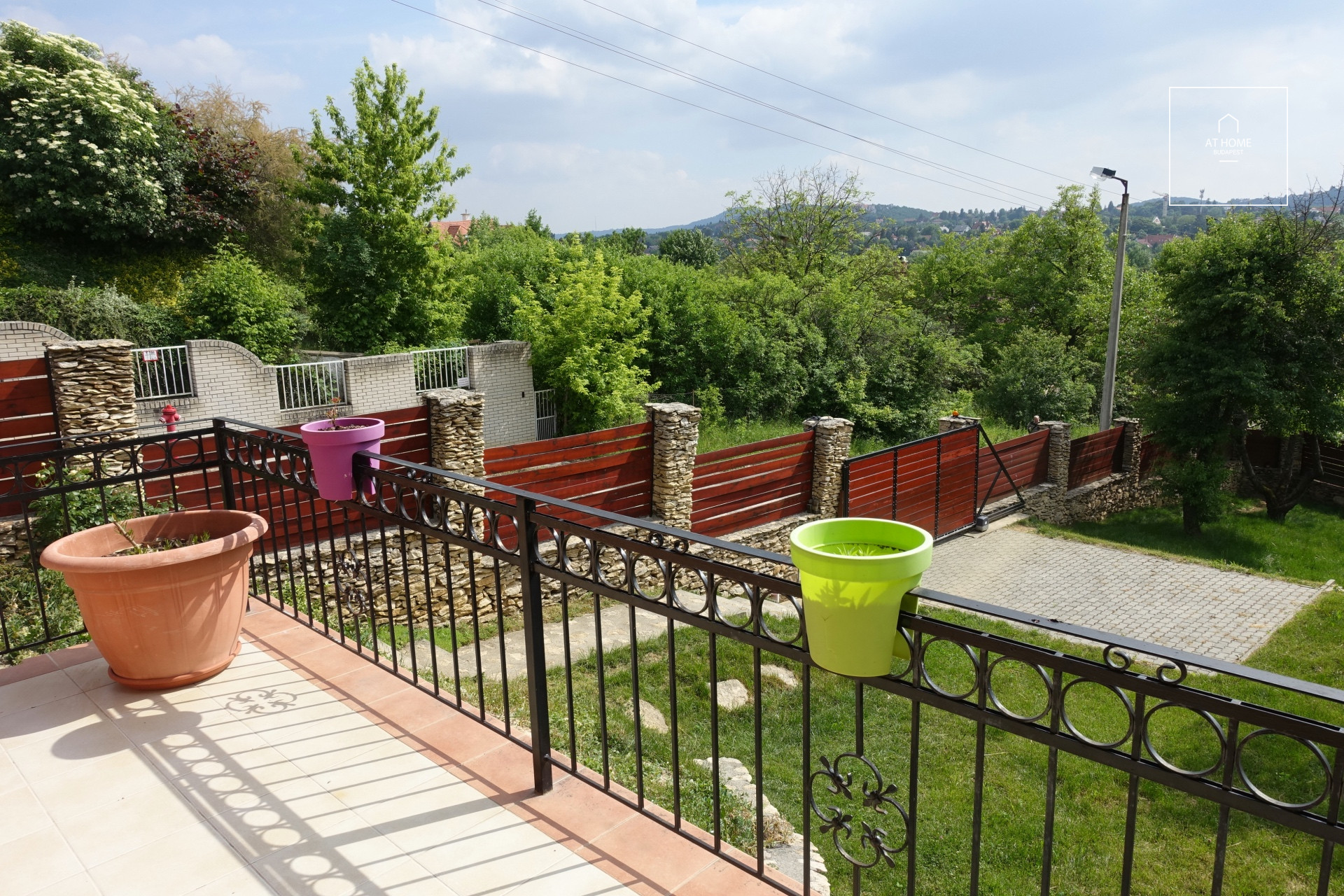 Mediterranean-Style Semi-Detached House with Panoramic Views in Pesthidegkút