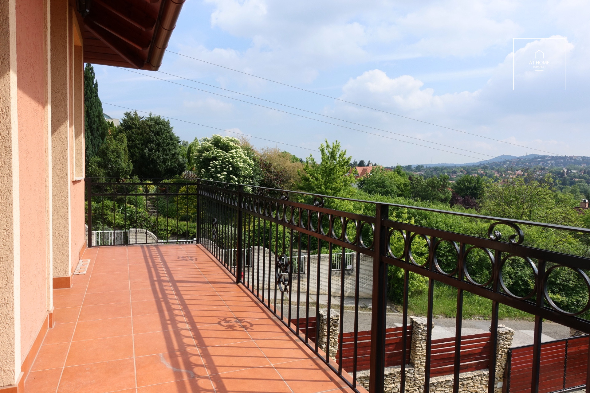 Mediterranean-Style Semi-Detached House with Panoramic Views in Pesthidegkút