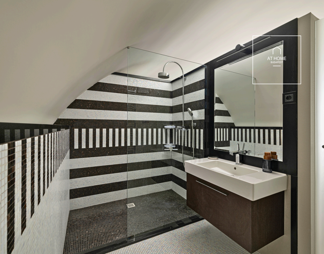 Fully renovated 3-bedroom penthouse apartment with permanent panoramic views in District II