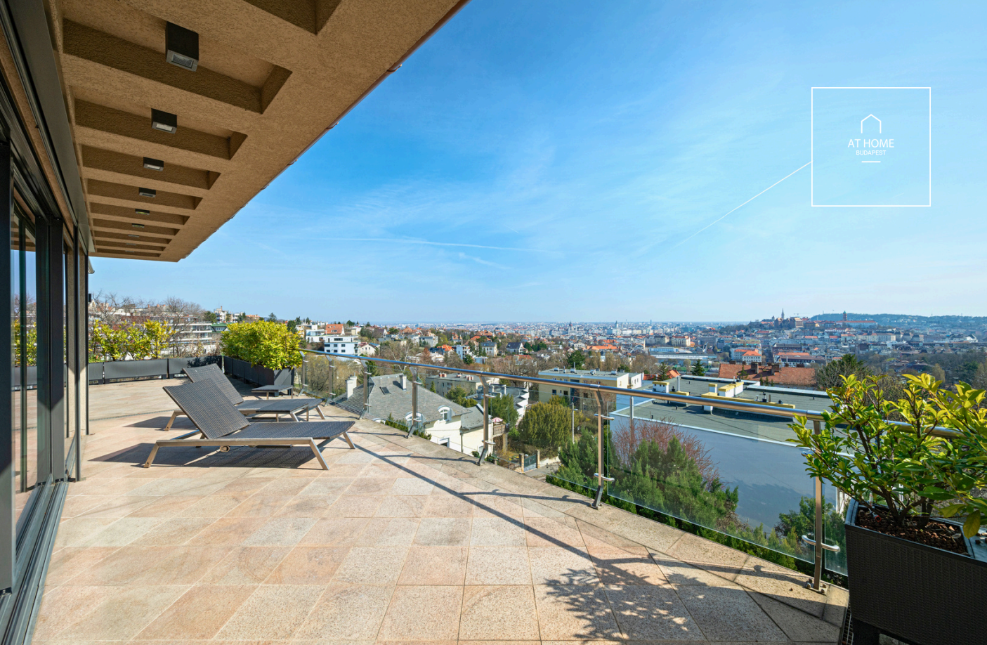 Fully renovated 3-bedroom penthouse apartment with permanent panoramic views in District II