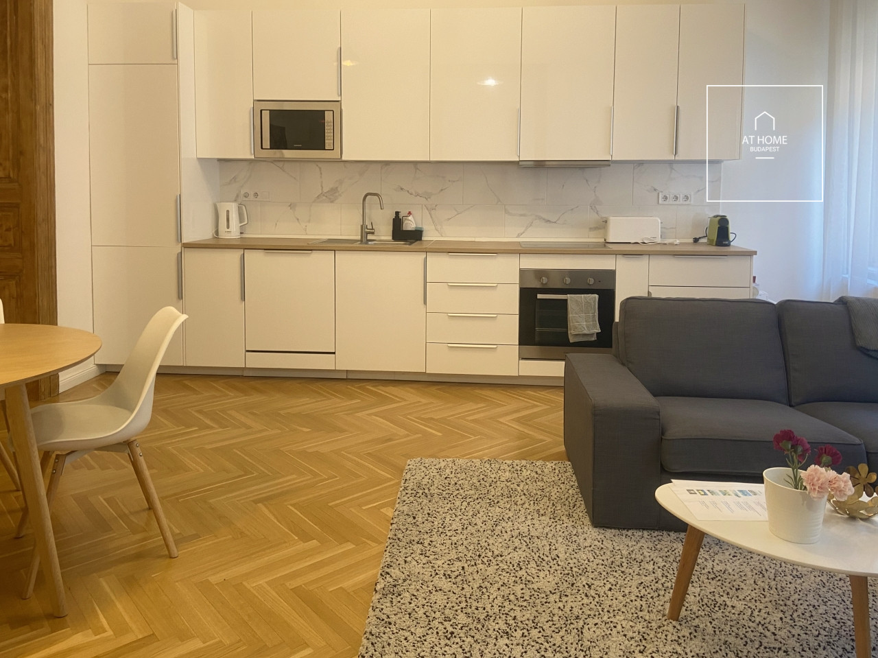 Renovated 2-bedroom downtown apartment in District VI