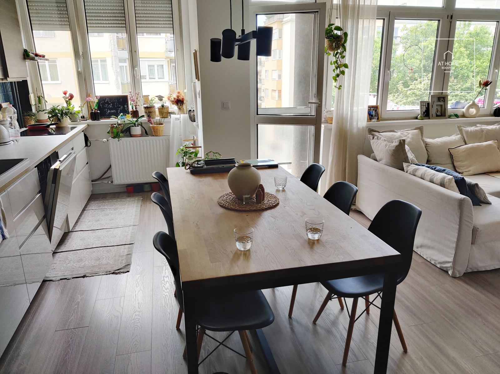 In the 13th district  of Budapest, a panoramic apartment for rent in the frequented part of Újlipótváros