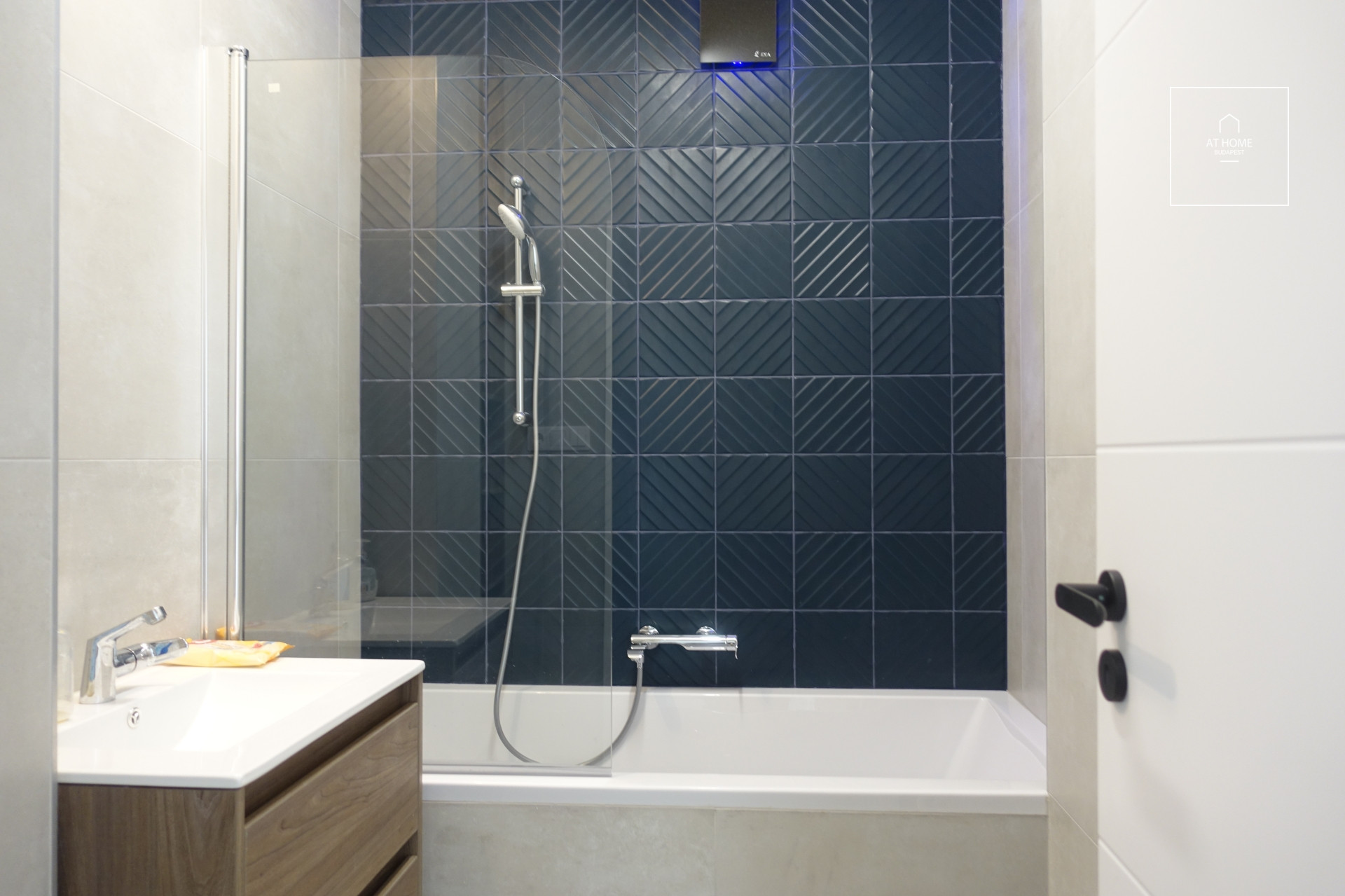 In the 13th district  of Budapest, a panoramic apartment for rent in the frequented part of Újlipótváros