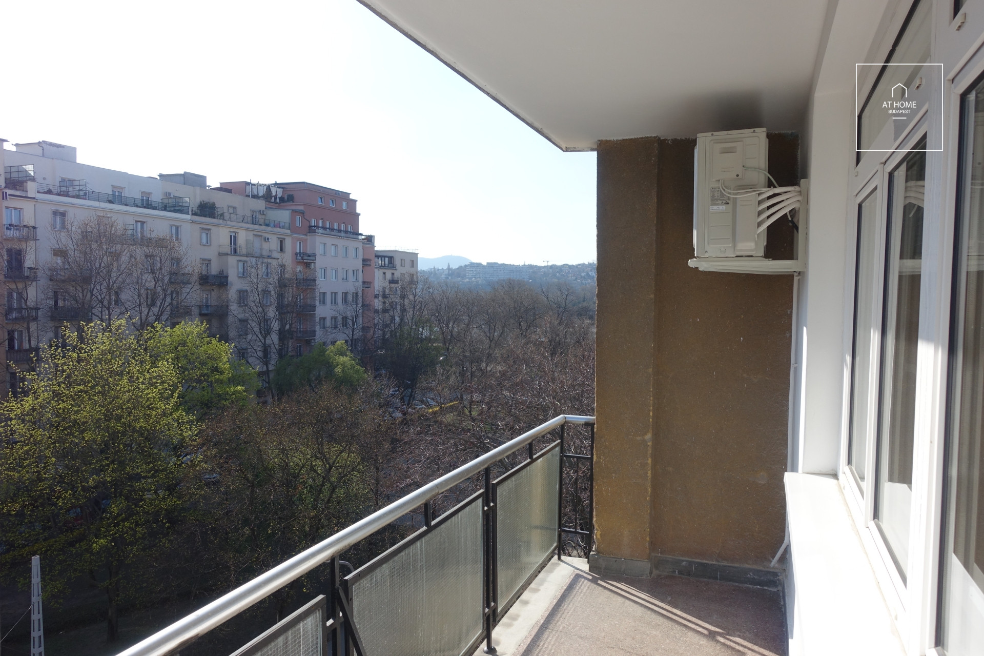 In the 13th district  of Budapest, a panoramic apartment for rent in the frequented part of Újlipótváros