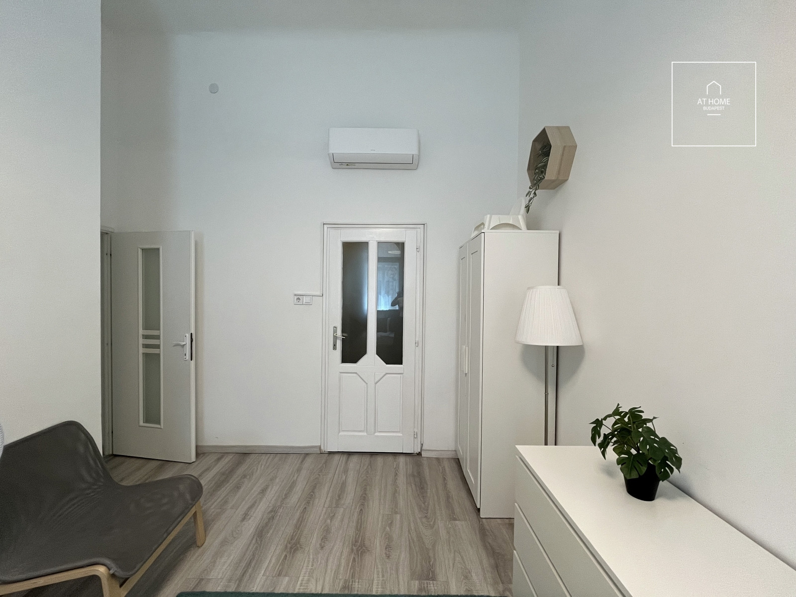 Fully Renovated 4-Room Apartment for Sale in a Prime Location of Budapest\'s 7th District