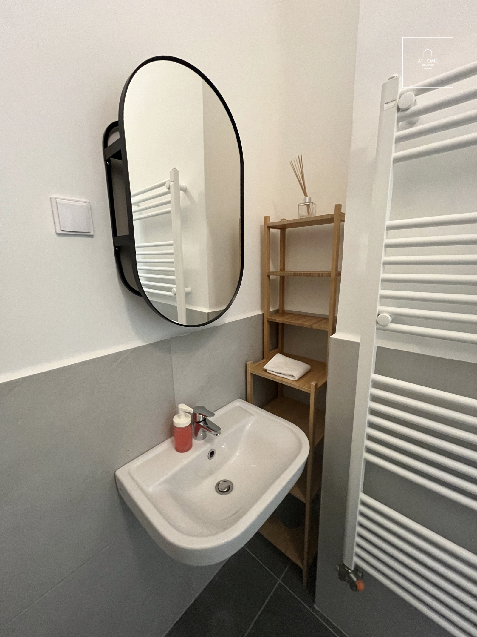 Fully Renovated 4-Room Apartment for Sale in a Prime Location of Budapest\'s 7th District