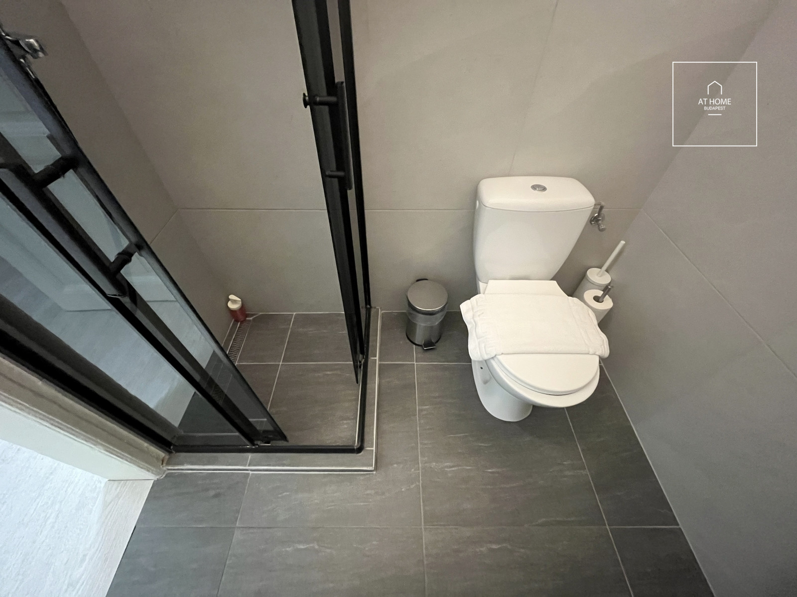 Fully Renovated 4-Room Apartment for Sale in a Prime Location of Budapest\'s 7th District