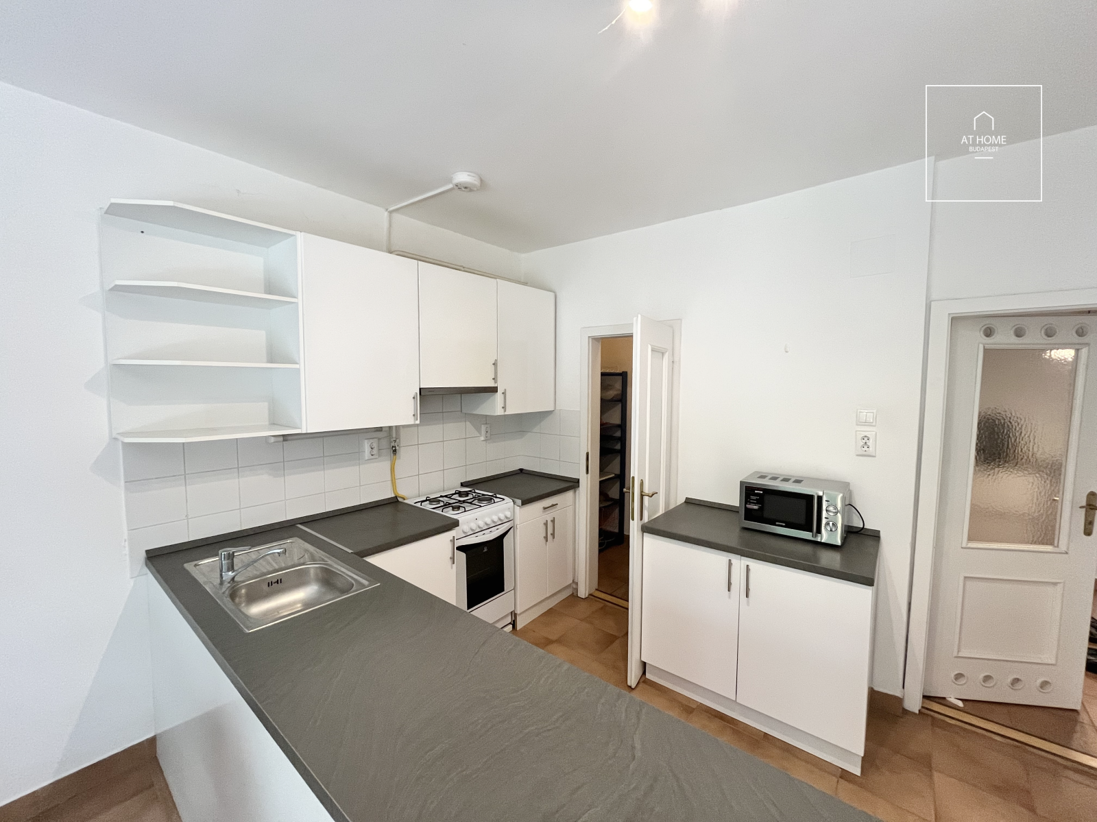 Spacious apartment with private garden connection Budapest II. district, Zöldmál