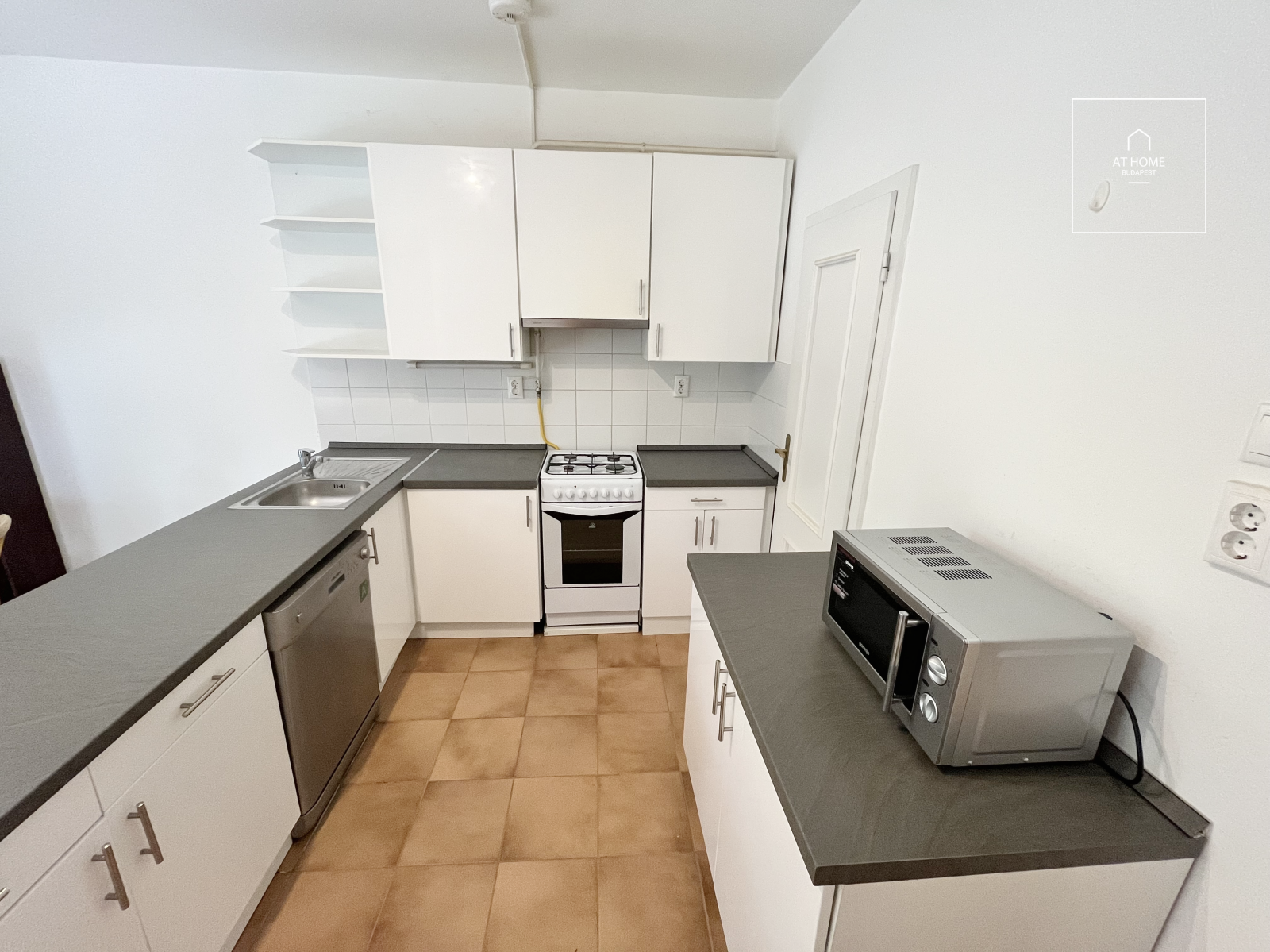 Kertkapcsolatos, tágas lakás Budapest II. Zöldmál