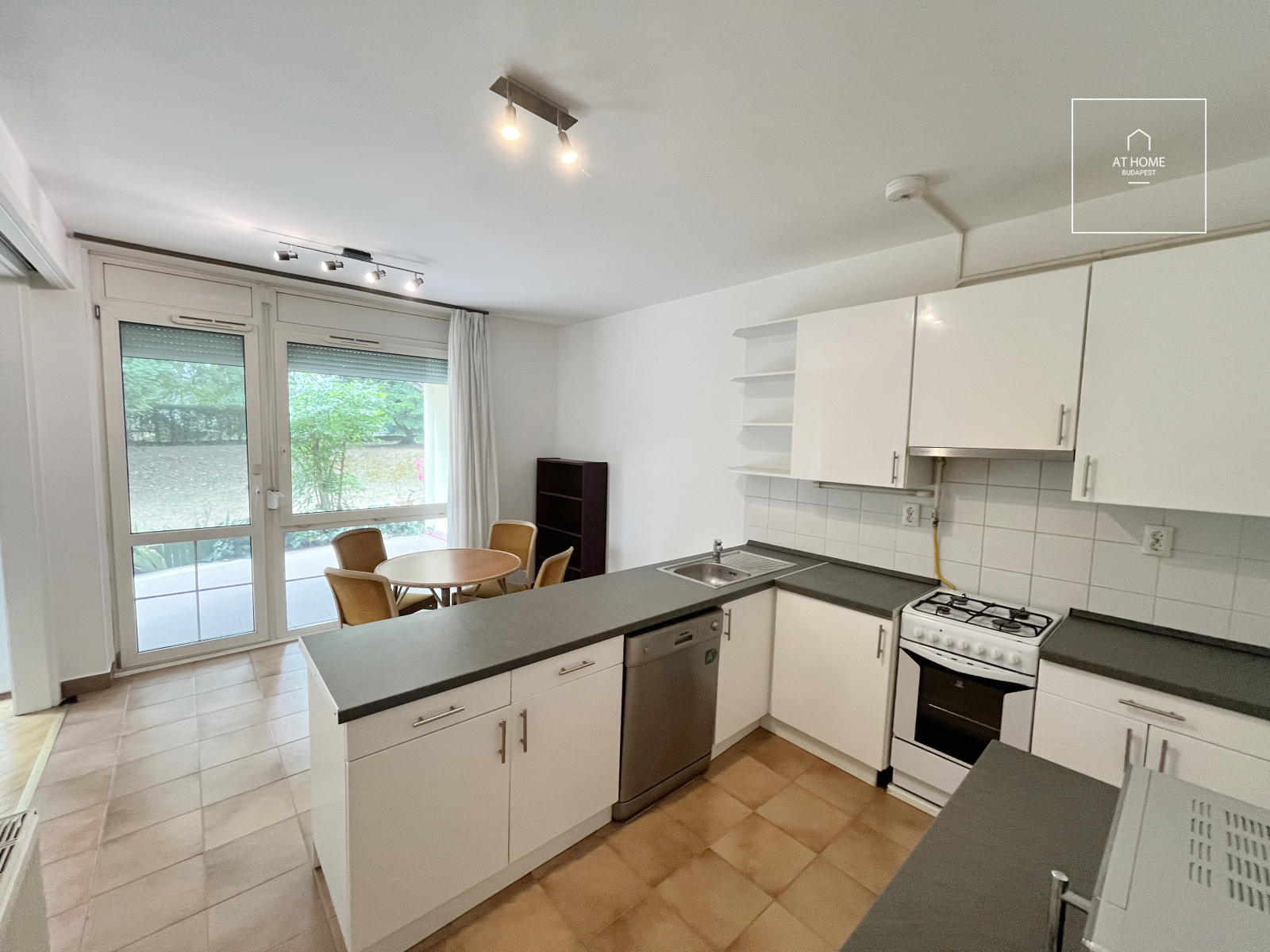 Spacious apartment with private garden connection Budapest II. district, Zöldmál