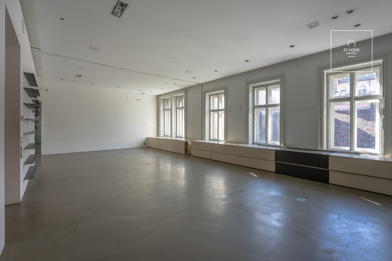 Apartment for rent with a large space, also excellent for an office, Budapest VI. district close to Erzsébet square and Andrassy boulevard