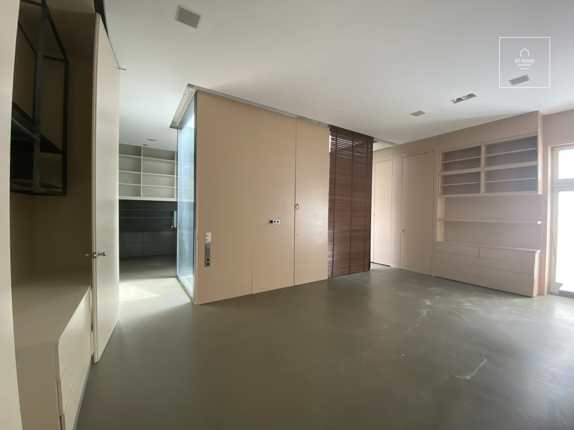 Apartment for rent with a large space, also excellent for an office, Budapest VI. district close to Erzsébet square and Andrassy boulevard