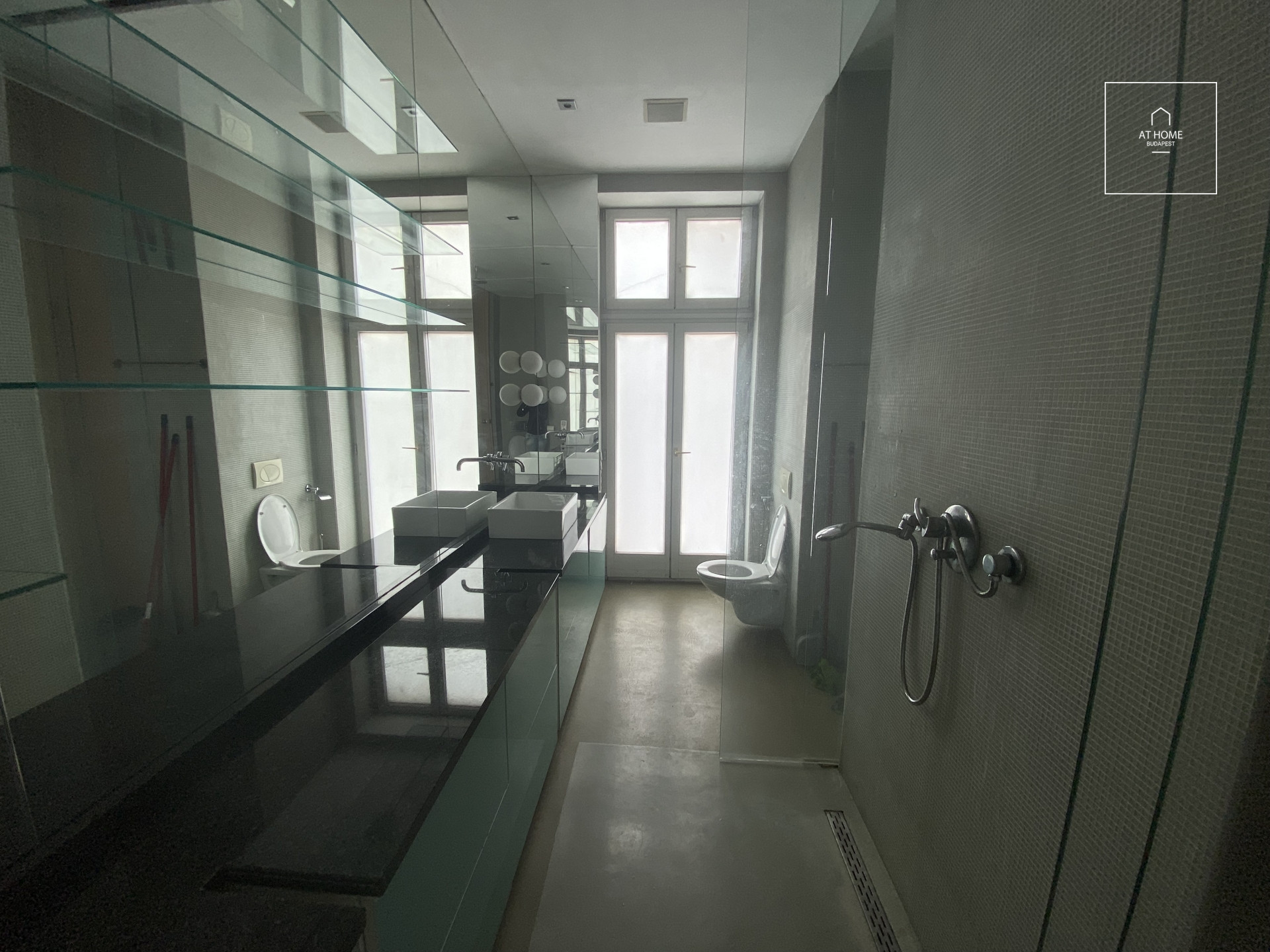Apartment for rent with a large space, also excellent for an office, Budapest VI. district close to Erzsébet square and Andrassy boulevard
