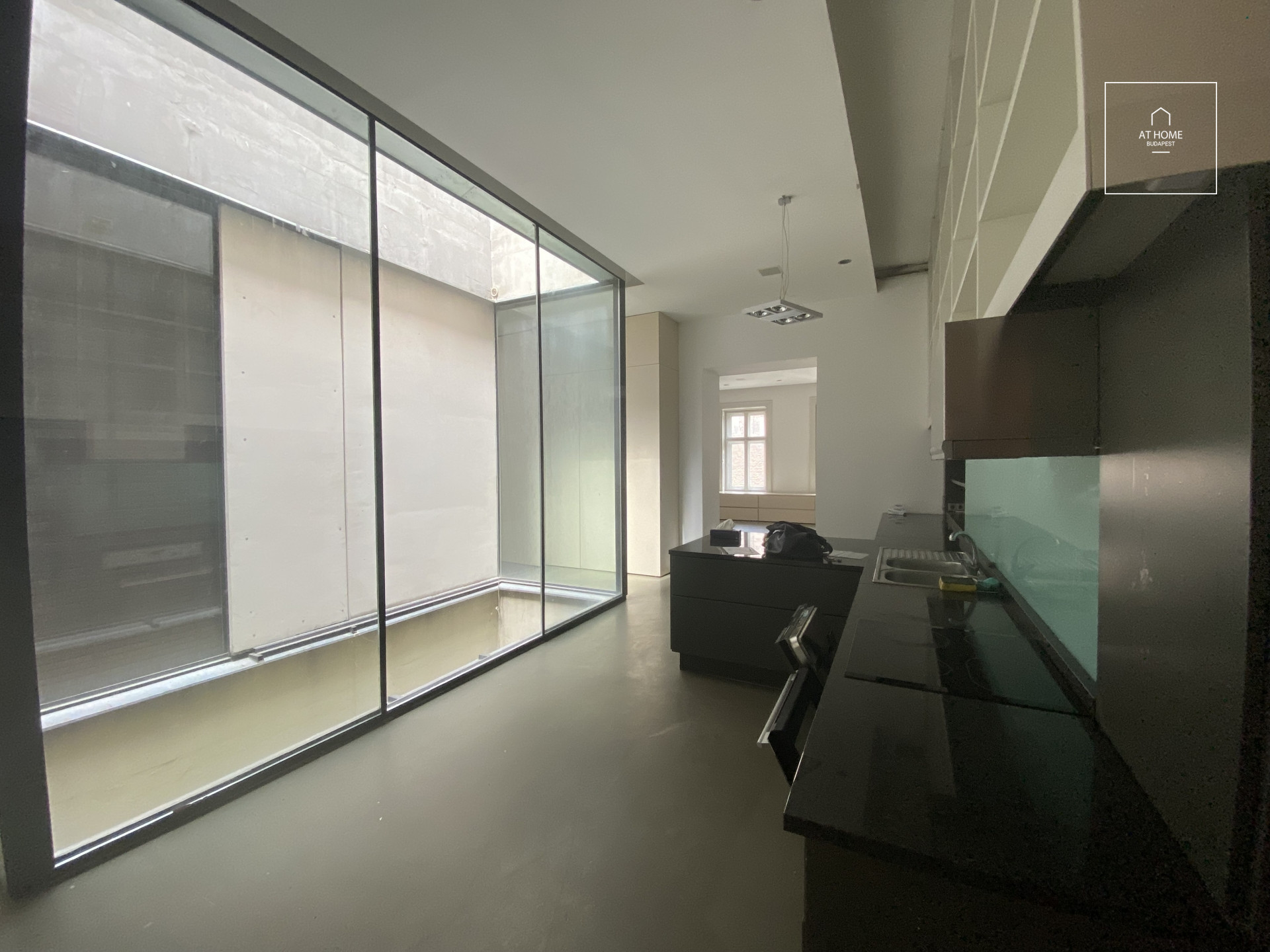 Apartment for rent with a large space, also excellent for an office, Budapest VI. district close to Erzsébet square and Andrassy boulevard