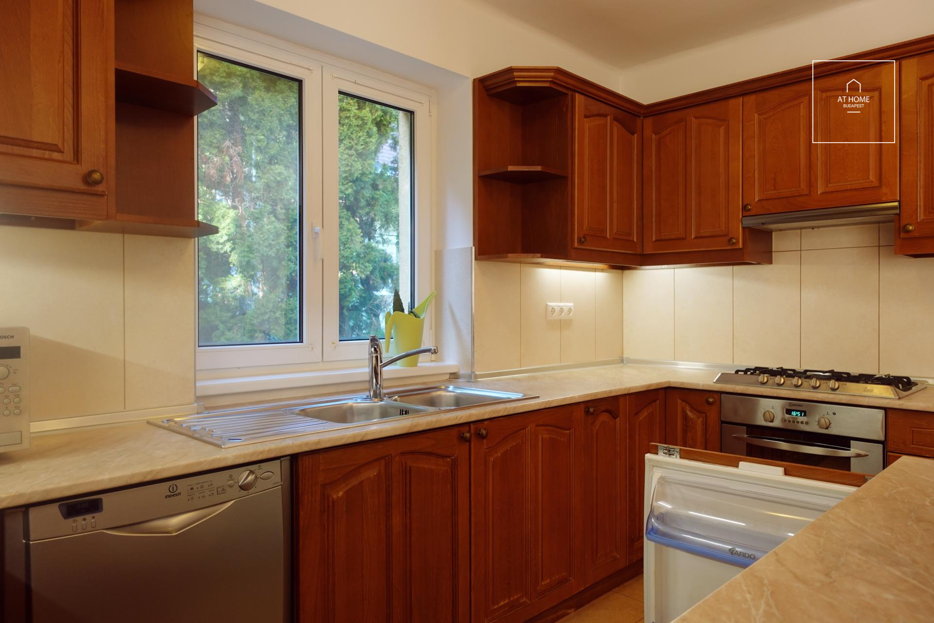 Exclusive detached house available for rent  II/A. district, Kővár