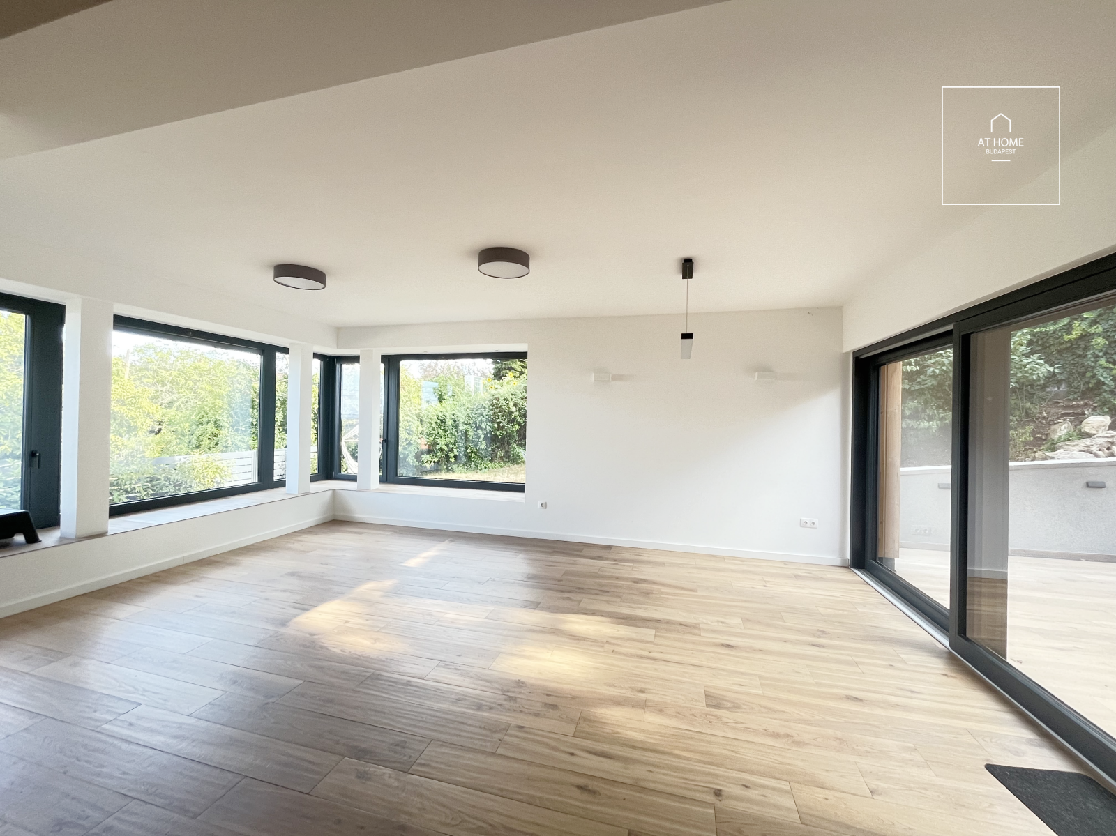 Modern Newly Built Family Home with Panoramic Views in Táborhegy