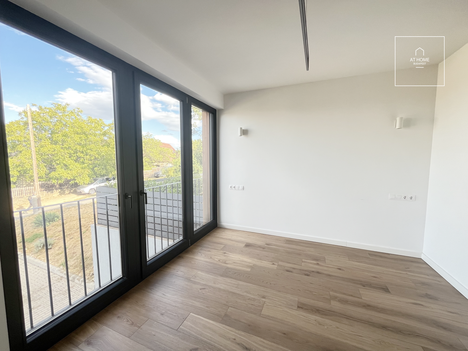 Modern Newly Built Family Home with Panoramic Views in Táborhegy