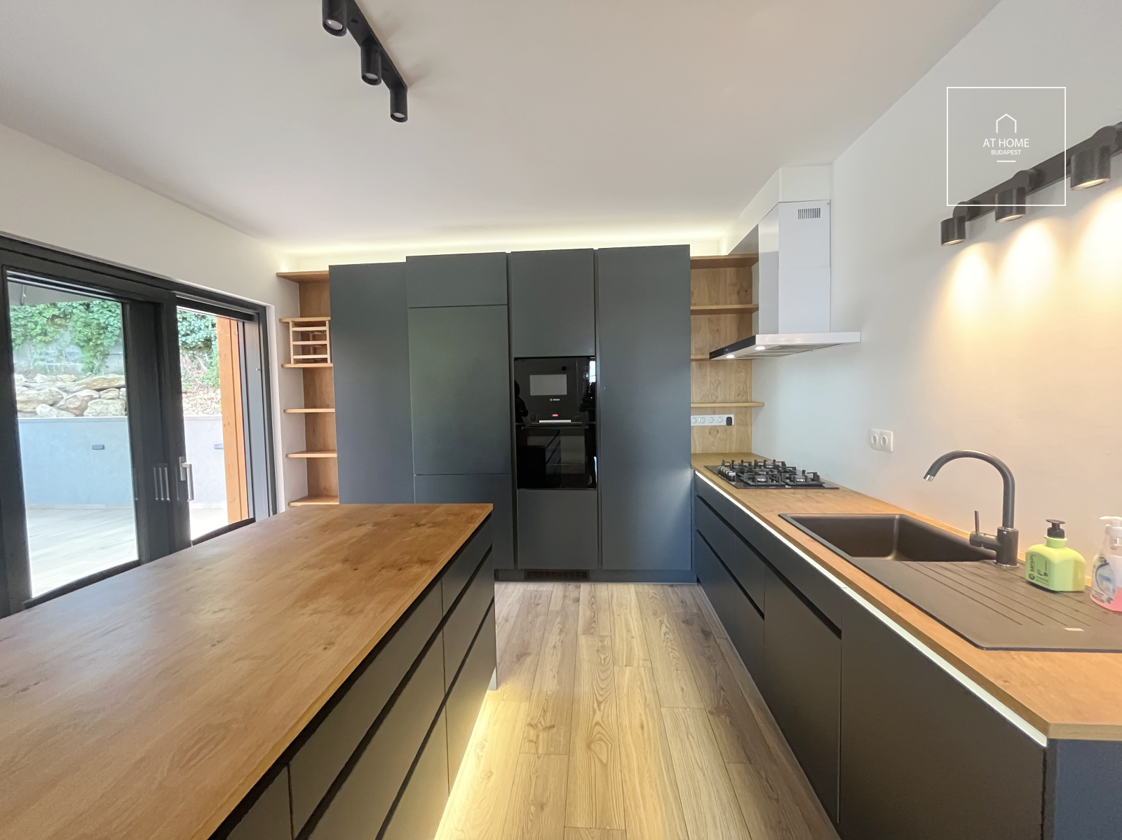 Modern Newly Built Family Home with Panoramic Views in Táborhegy