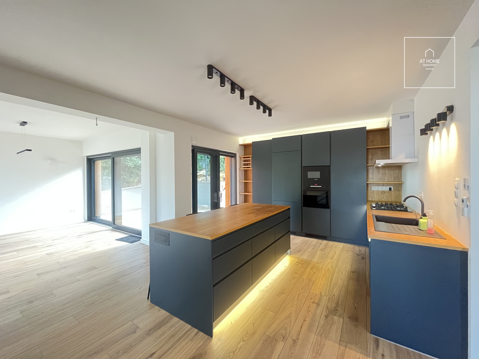 Modern Newly Built Family Home with Panoramic Views in Táborhegy